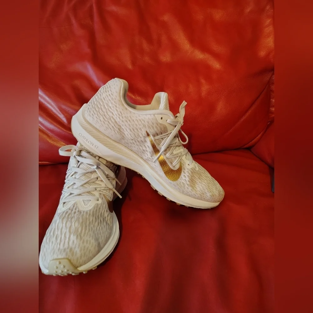 Nike Cream Sneakers with Yellow Highlights - Picture 2 of 6